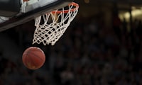 NBA篮球比赛直播画面 - 洛杉矶湖人队与金州勇士队球员在场上激烈对抗